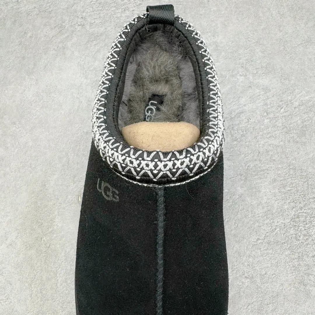 Pick up locally💰520 UGG ethnic style 2553 classic autumn and winter sheep fur all-in-one snow boots. All shoes are made from the same factory as ZP. Longfeng A-grade Australian imported sheep fur all-in-one ethnic style. Brand OEM production line. Fully follow the ZP process. OEM original pattern maker. Adhering to the principle of no original shoes and no development selection. Pay attention to every detail. The most authentic version on the market. TREADLITE "Light Wing" technology outsole. Lightweight/durable/flexible/pile size: 35 36 37 38 39 40 41 42 Coding: by2936060